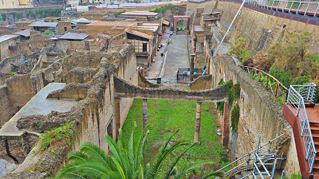 Herculaneum, photo taken between October 2014 and November 2019.
Looking west towards Decumanus Maximus, from access roadway bridge. Photo courtesy of Giuseppe Ciaramella.